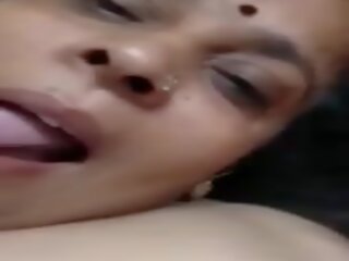 Aunty apni boobs dabwate hue